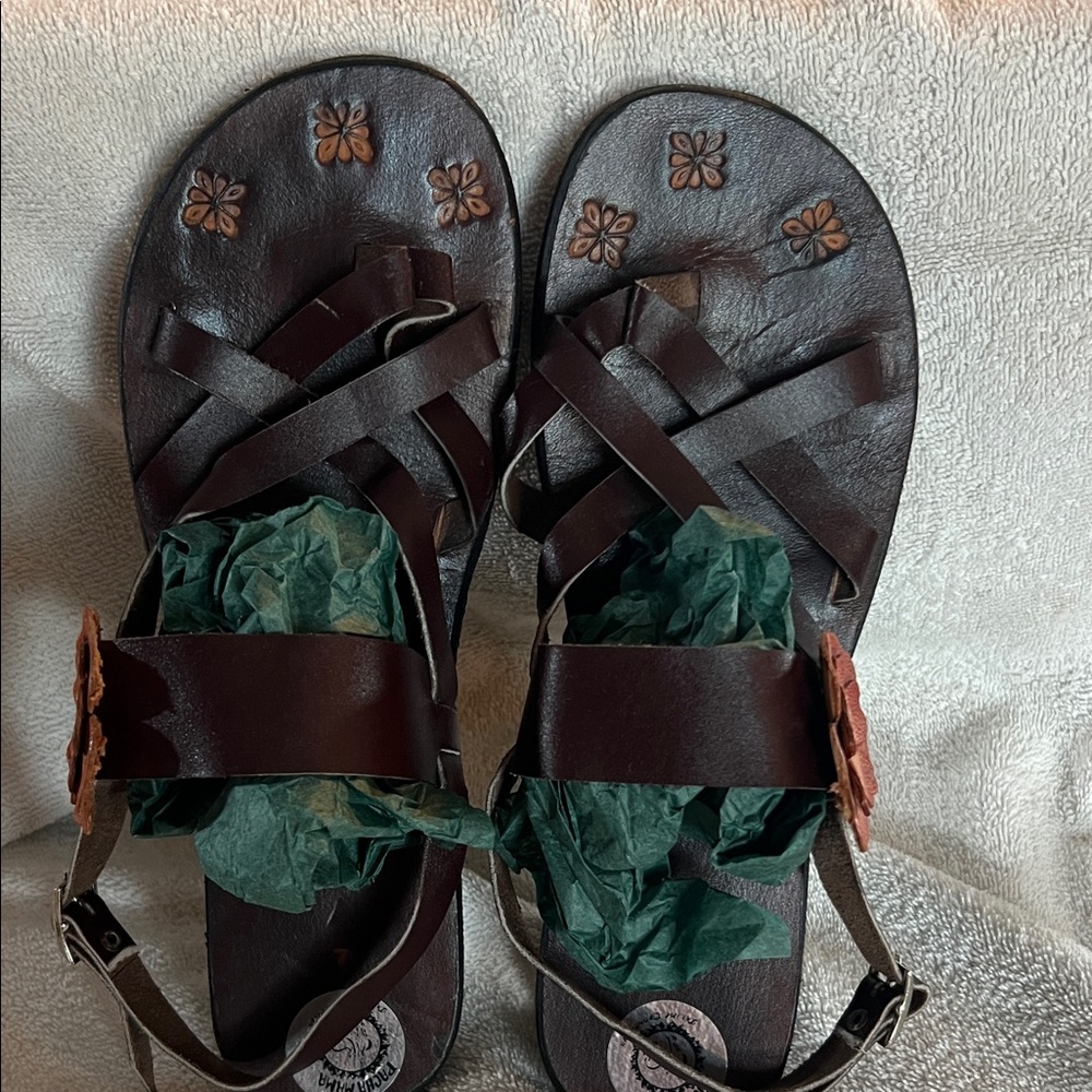Pachamama 100% Cuero (Leather) Brown Sandals with Orangish-Brown Floral Detail - Picture 4 of 9
